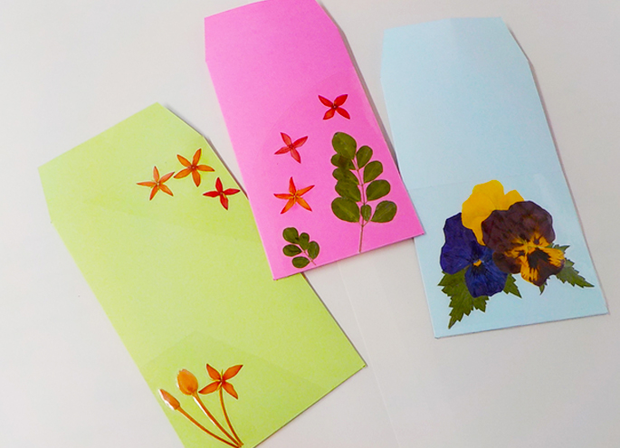 押し花や押し葉を貼って、オリジナルポチ袋を作ろう。