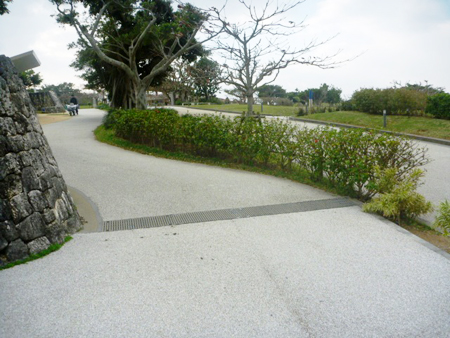 立体駐車場から水族館に下る坂道の側溝がすごく滑るので変えた方がよい。