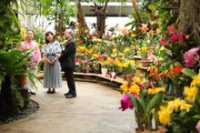 ガイドツアースタッフの話を聞いている様子