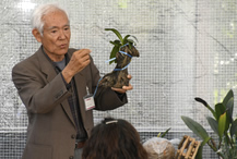 ランの栽培教室で実演を交えて解説している様子