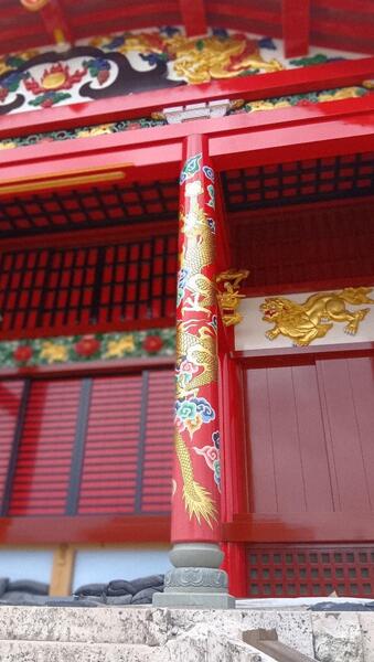 向拝柱　金龍五色之雲　彩色