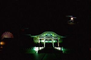 第3回　首里城夏まつり｜正殿ライトアップと月、花火のメイン画像