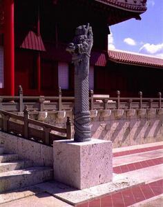 正殿｜大龍柱－阿形左斜めのメイン画像