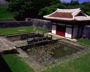 旧円覚寺放生橋｜ハスの花と放生橋のメイン画像