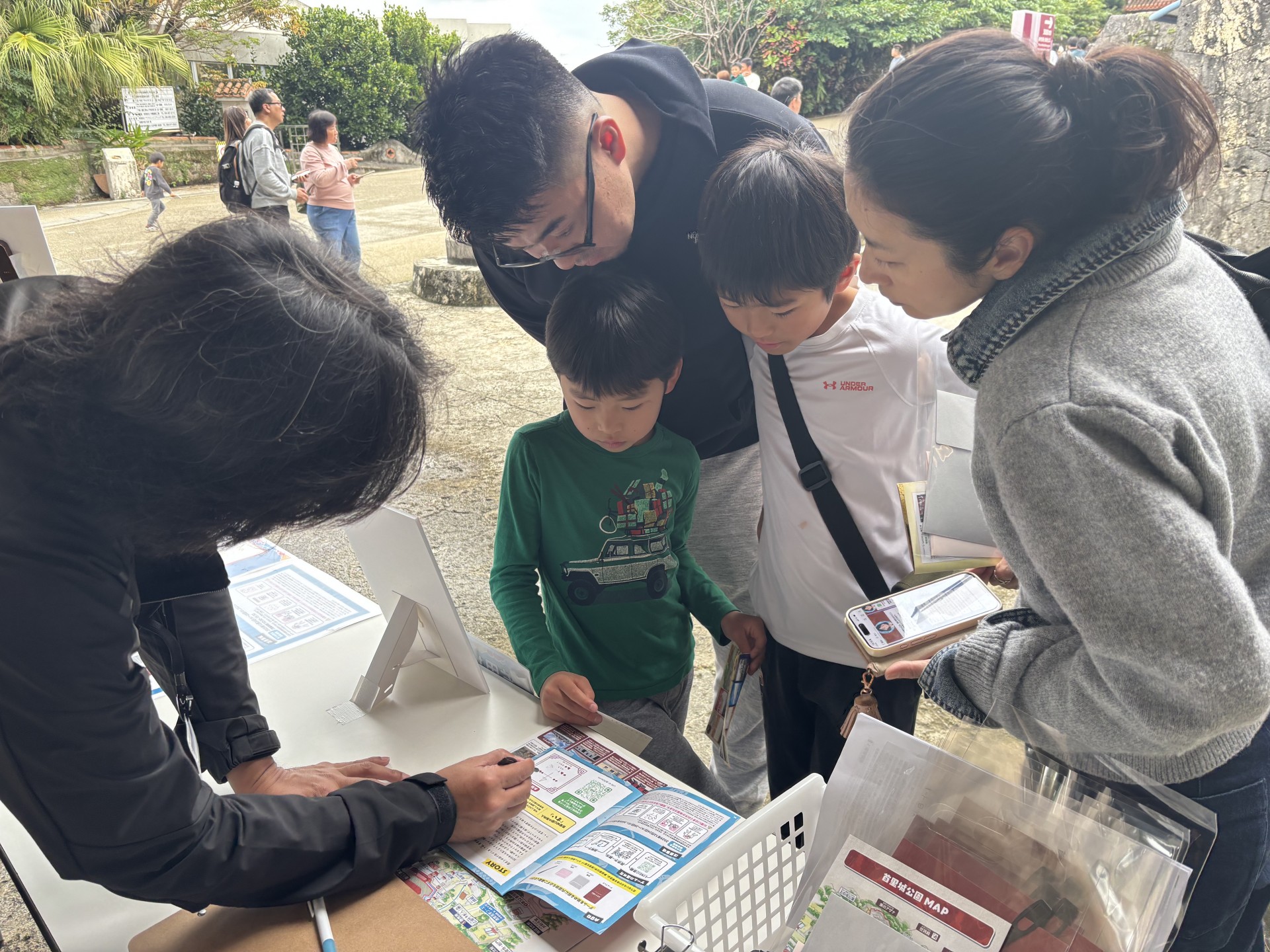首里城公園で謎解きゲームを楽しむ子供たち
