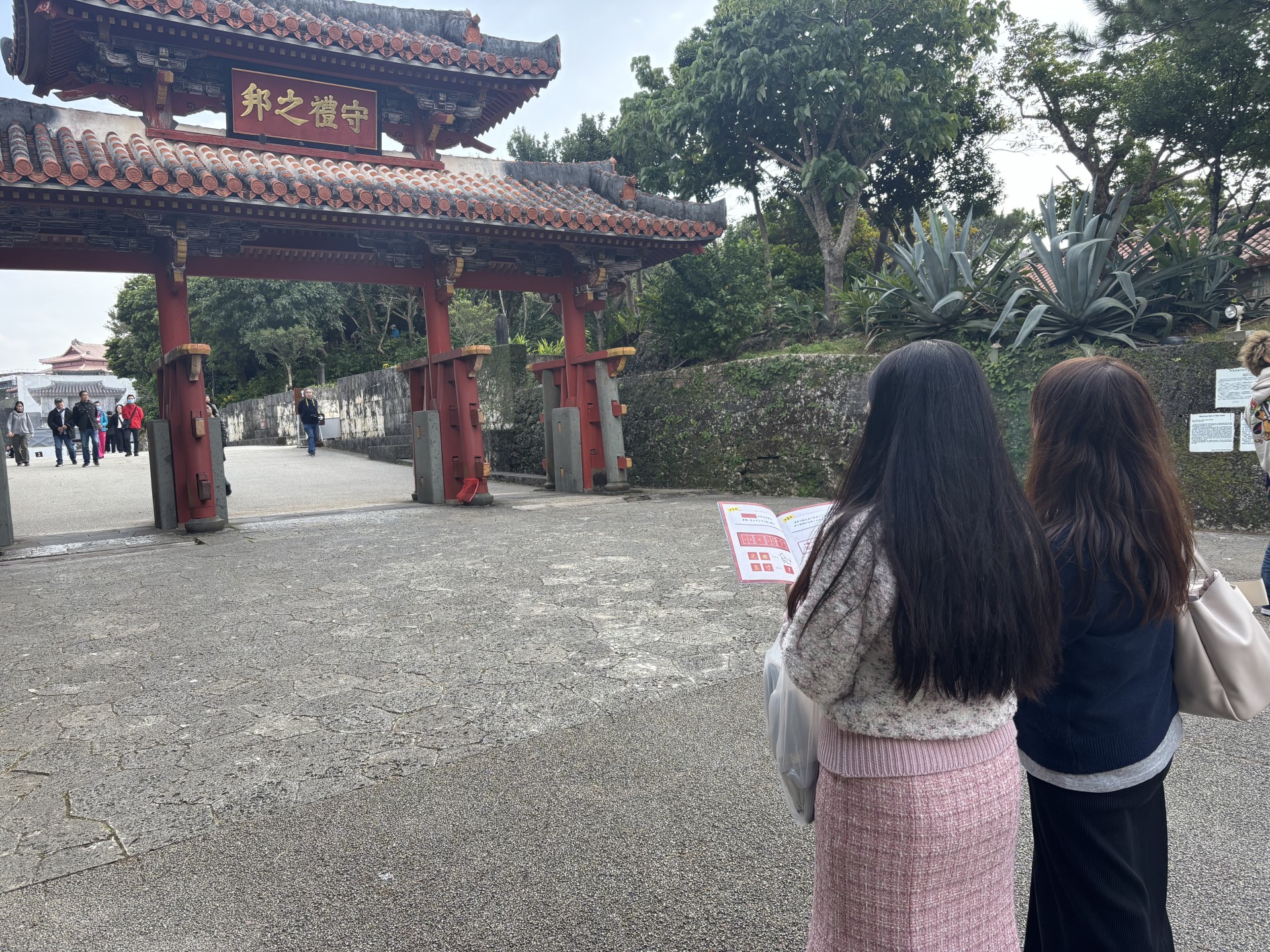 首里城公園の謎解きゲームに挑戦する様子